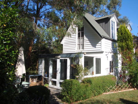 Devon Cottage - Accommodation in Surfers Paradise 0