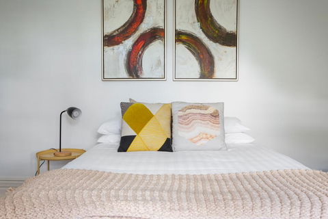 Elegant 3-Bed Heritage House Near Parks And Cafes - Accommodation in Surfers Paradise 1