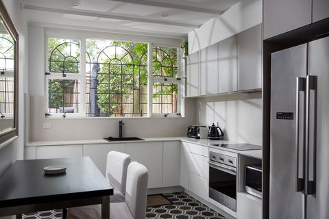 Elegant 3-Bed Heritage House Near Parks And Cafes - Accommodation in Surfers Paradise 3