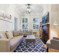 Elegant Renovated Terrace Close To City - Accommodation in Surfers Paradise