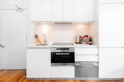 Elegantly Styled Studio In Stunning Glebe Estate - Accommodation in Surfers Paradise 2