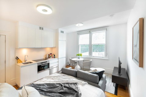 Elegantly Styled Studio In Stunning Glebe Estate - Accommodation in Surfers Paradise 0