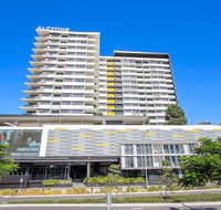 Elite elegance 2BRHamilton APT with Parking - Accommodation in Surfers Paradise