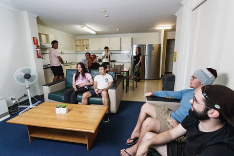 Erica Underwood House 6 Bedroom Flat - Accommodation in Surfers Paradise 2