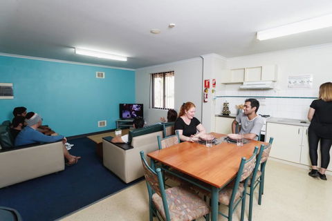 Erica Underwood House 6 Bedroom Flat - Accommodation in Surfers Paradise 3