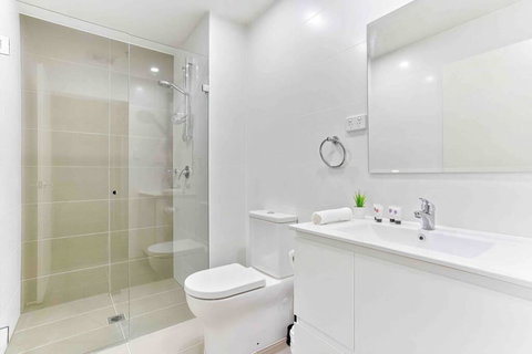 ESQ Astonishing 3BD Apartment 1 Min From Train Station - Accommodation in Surfers Paradise 2