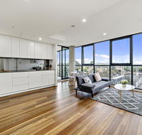Executive City-centre Apartment with Parking - Accommodation in Surfers Paradise