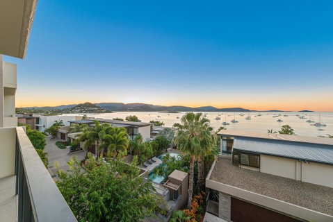 Executive On Whisper Bay - Cannonvale - Accommodation in Surfers Paradise 2