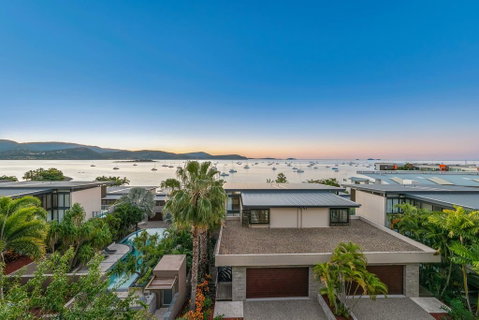 Executive On Whisper Bay - Cannonvale - Accommodation in Surfers Paradise 3