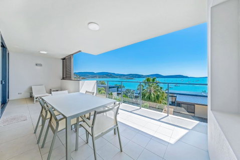 Executive On Whisper Bay - Cannonvale - Accommodation in Surfers Paradise 1