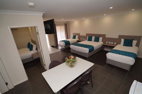 Exies Bagtown - Accommodation in Surfers Paradise 1