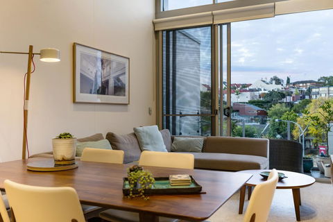 Explore Sydney From A Peaceful Modern Apartment - Accommodation in Surfers Paradise 0