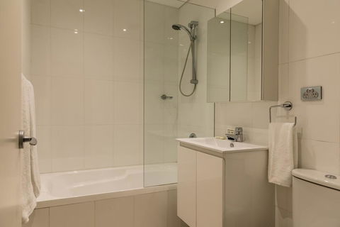 Explore Sydney From A Peaceful Modern Apartment - Accommodation in Surfers Paradise 3