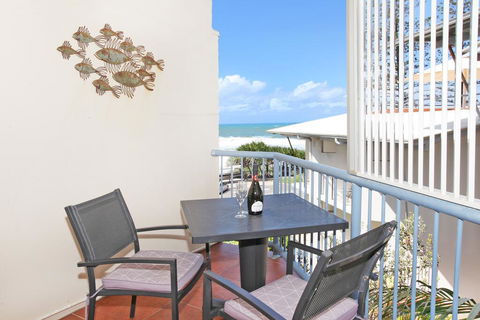 FABULOUS BEACHFRONT POSITION - Accommodation in Surfers Paradise 1