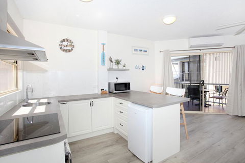 FABULOUS BEACHFRONT POSITION - Accommodation in Surfers Paradise 3