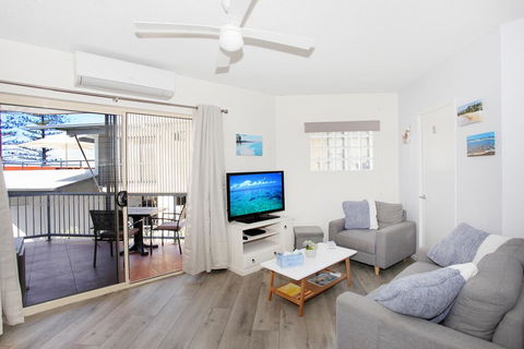 FABULOUS BEACHFRONT POSITION - Accommodation in Surfers Paradise 2