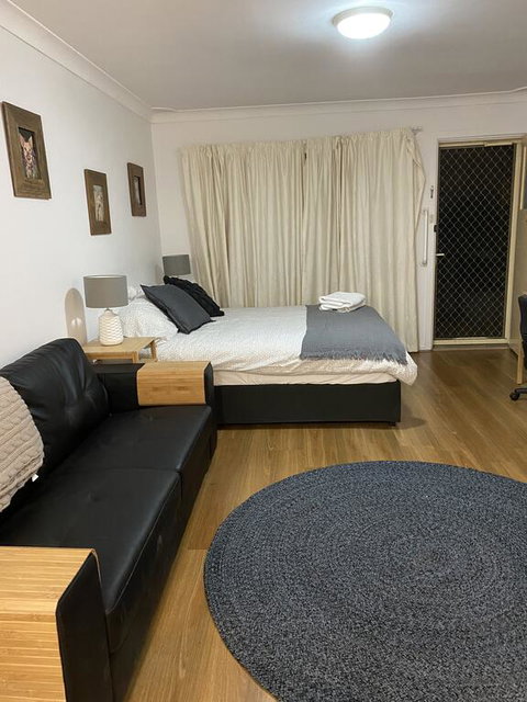 Family Unit March St Orange - Accommodation in Surfers Paradise 1