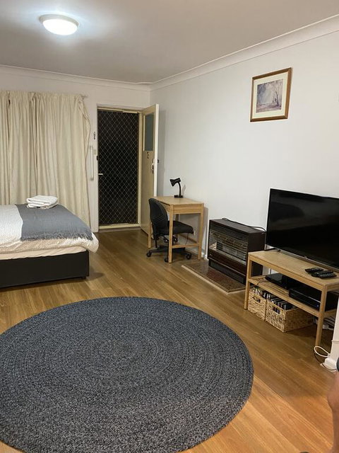 Family Unit March St Orange - Accommodation in Surfers Paradise 2