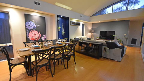 FLORENCE HOUSE Sundrenched Luxury With Pool & Deck - Accommodation in Surfers Paradise 3