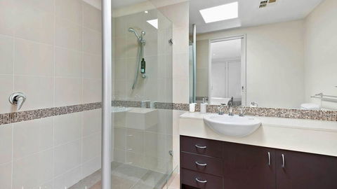 FLORENCE HOUSE Sundrenched Luxury With Pool & Deck - Accommodation in Surfers Paradise 2