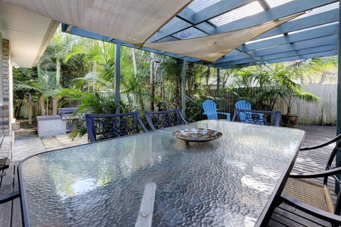 FRANGIPANI BEACH HOUSE - PET FRIENDLY 22 Belbourie Cres Boomerang Beach - Accommodation in Surfers Paradise 2