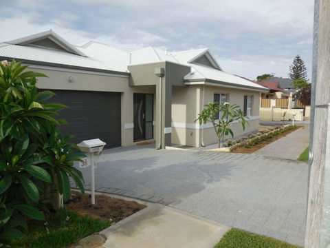 Frangipani Villa Innaloo - Accommodation in Surfers Paradise 2