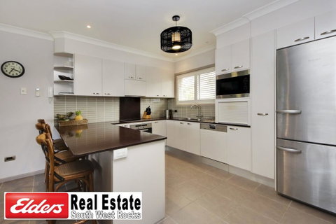 Front Creek Unit No 5 - Accommodation in Surfers Paradise 2