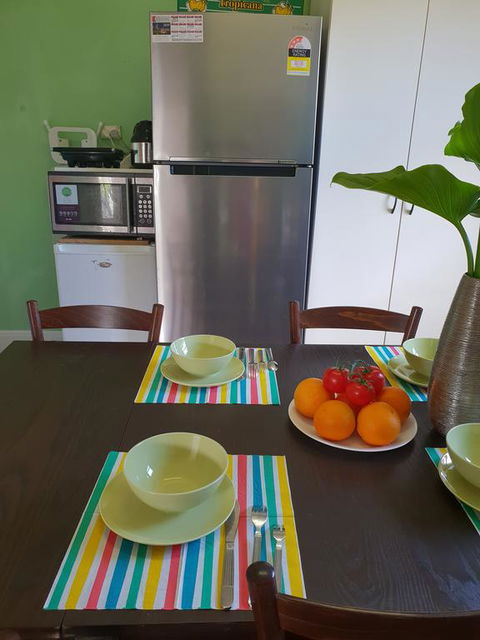 GIRLS ONLY. Large Bedroom With KING Bed, Close To Everything - Accommodation in Surfers Paradise 3