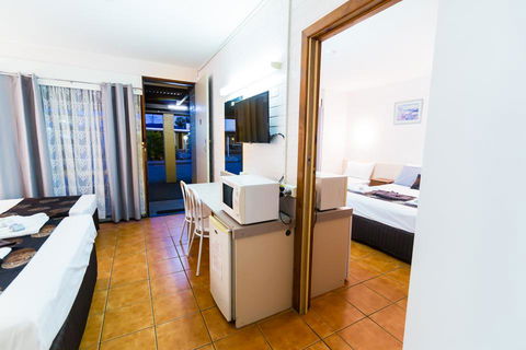 Gladstone Motel - Accommodation in Surfers Paradise 1