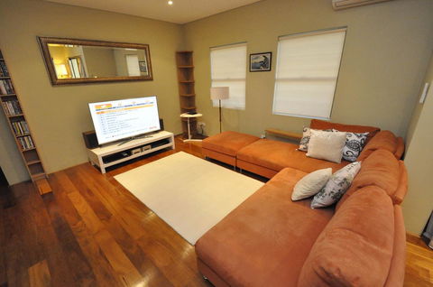 Glebe Self-Contained Modern One-Bedroom Apartment (47ROS) - Accommodation in Surfers Paradise 0
