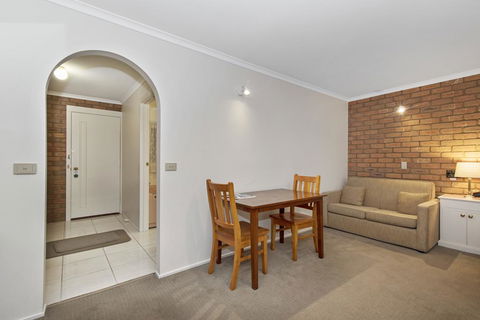 Golden Square Motor Inn - Accommodation in Surfers Paradise 2