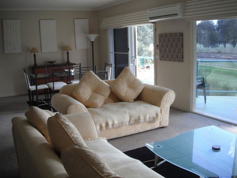 Golf View Apartment 7 - Accommodation in Surfers Paradise 3
