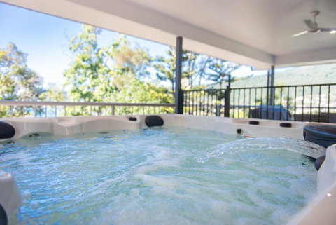 Great Escape - Cannonvale - Accommodation in Surfers Paradise 1
