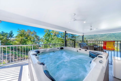 Great Escape - Cannonvale - Accommodation in Surfers Paradise 0