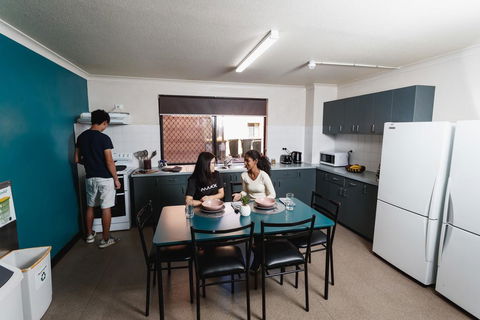 Guild House 6 Bedroom Flat - Accommodation in Surfers Paradise 2