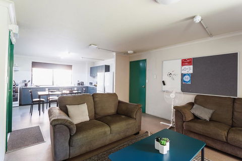 Guild House 6 Bedroom Flat - Accommodation in Surfers Paradise 0