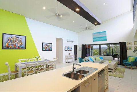 Hilltop Views - Cannonvale - Accommodation in Surfers Paradise 2