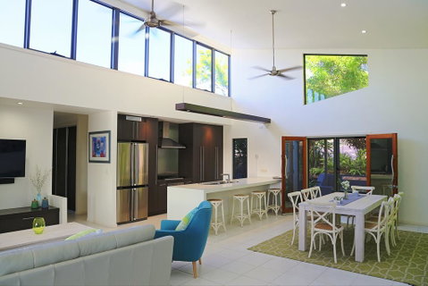 Hilltop Views - Cannonvale - Accommodation in Surfers Paradise 0