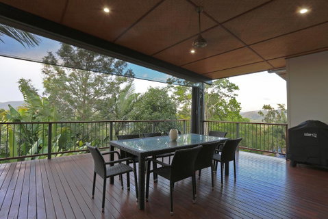 Hilltop Views - Cannonvale - Accommodation in Surfers Paradise 1