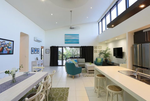 Hilltop Views - Cannonvale - Accommodation in Surfers Paradise 3