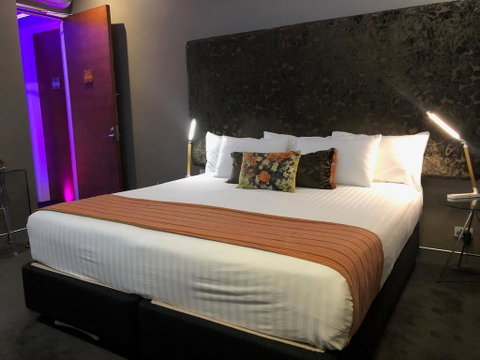 Junction Hotel - Accommodation in Surfers Paradise 2
