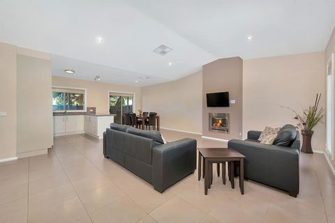 Kennedy Holiday Villas - Accommodation in Surfers Paradise 3