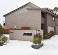 Khione 1 - Modern  spacious with views towards Lake Jindabyne  the mountains beyond - Accommodation in Surfers Paradise