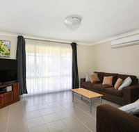 Kingfisher - Pet-Friendly - 10 Mins to Hyams Beach - Accommodation in Surfers Paradise