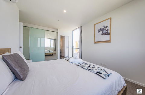 KOZYGURU BROADBEACH AMAZING VIEW 2 BED APT + FREE PARKING WALK TO BEACH QBR004 - Accommodation in Surfers Paradise 2