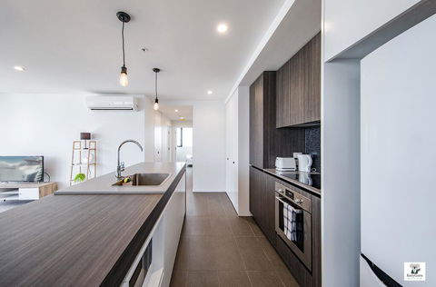 KOZYGURU BROADBEACH AMAZING VIEW 2 BED APT + FREE PARKING WALK TO BEACH QBR004 - Accommodation in Surfers Paradise 3