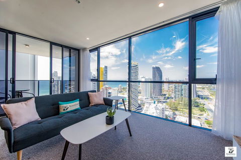 KOZYGURU BROADBEACH AMAZING VIEW 2 BED APT + FREE PARKING WALK TO BEACH QBR004 - Accommodation in Surfers Paradise 0