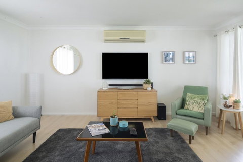 Lake Front Home - Relax & Unwind - Accommodation in Surfers Paradise 2