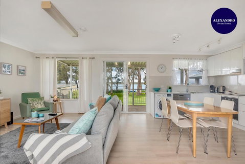 Lake Front Home - Relax & Unwind - Accommodation in Surfers Paradise 0