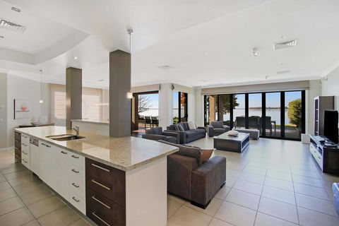 Lake Sunrise - Mulwala - Accommodation in Surfers Paradise 0